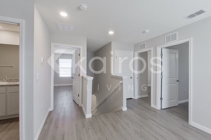 Building Photo - 8642 SW 43rd Ter