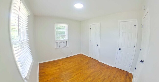 Building Photo - 3D Tour Available - Recently Remodeled + Fenced-in Yard + Washer & Dryer! Available September 3rd!