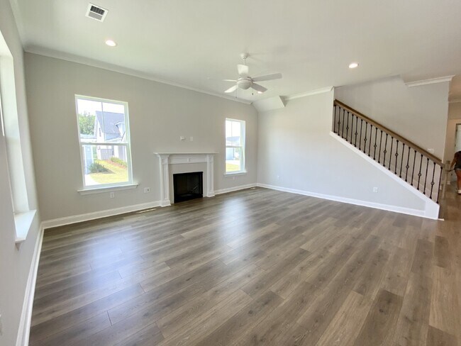 Building Photo - Luxury Living in Hampton Lake!
