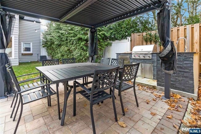 Building Photo - 31 Sherman Ave