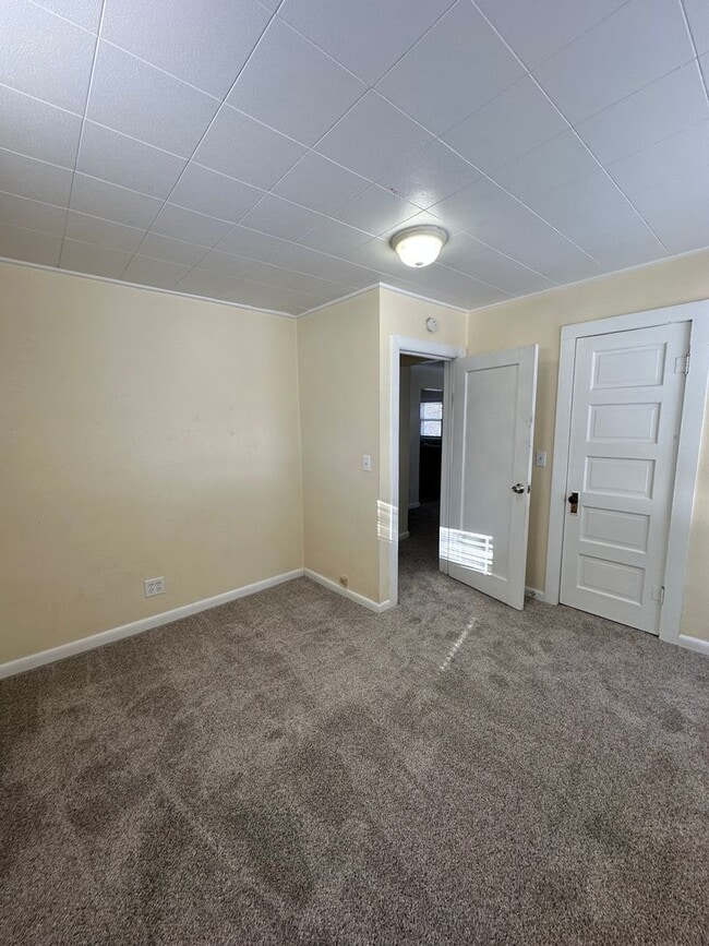 Building Photo - Renovated 2 bedroom, 1 bathroom home on Southside