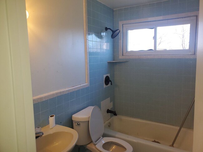 Building Photo - Lease to Purchase Located in Del City!