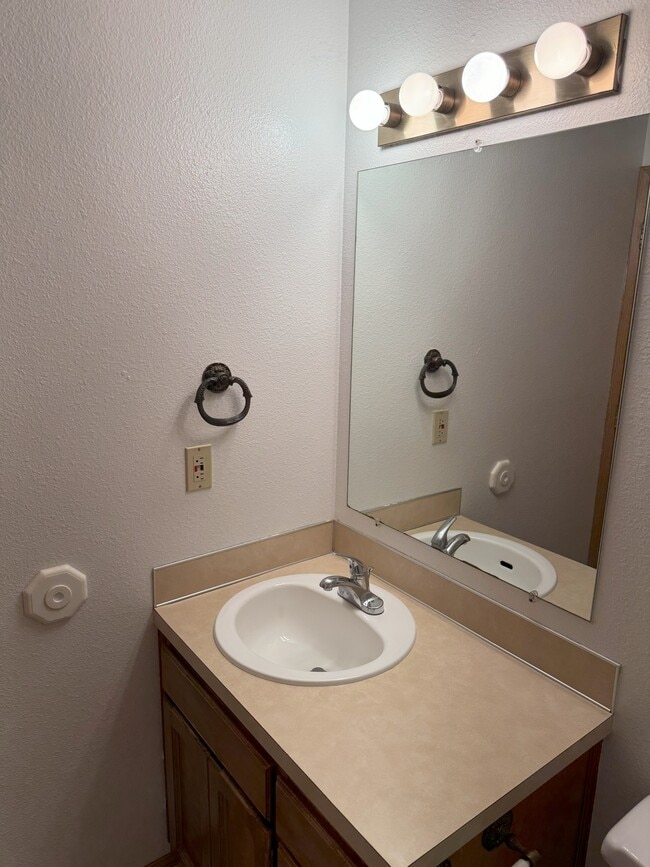 Building Photo - 1232 SW Maple Tree Ct