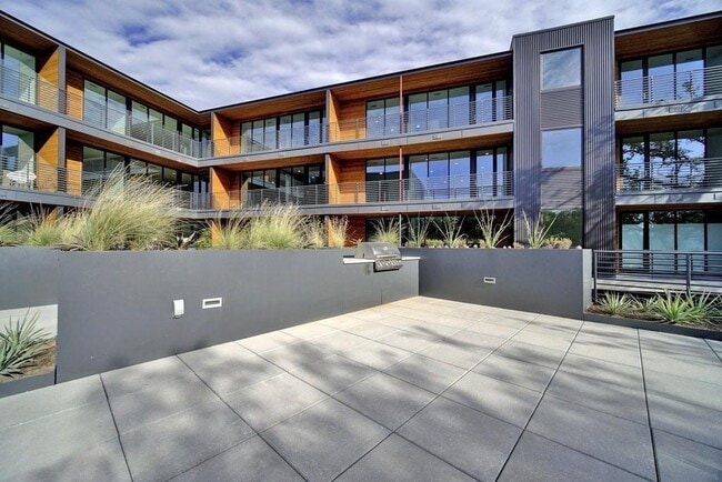 Building Photo - 900 S 1st St