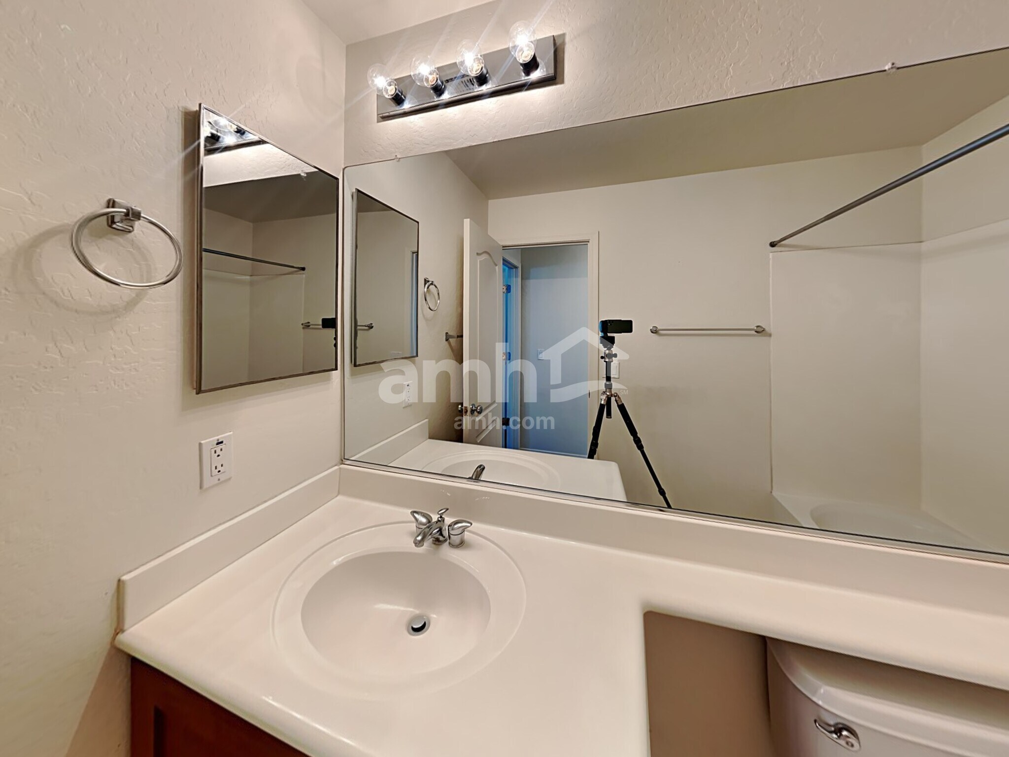 Building Photo - 2549 E Bart St