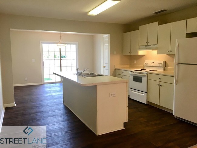 Building Photo - $500 off first month's rent!