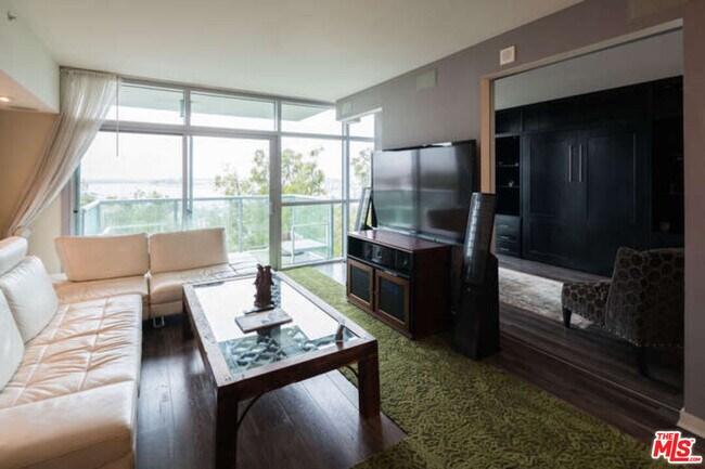 Building Photo - 13700 Marina Pointe Dr