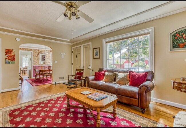 Building Photo - 6309 NE Broadway