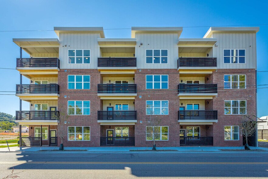 Building Photo - 2318 E Main St