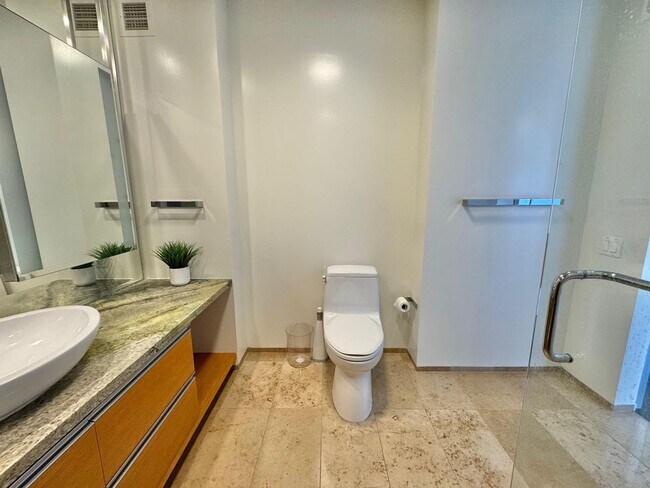 Building Photo - BEAUTIFUL, TURN-KEY HIGH-FLOOR CONTEMPORAR...