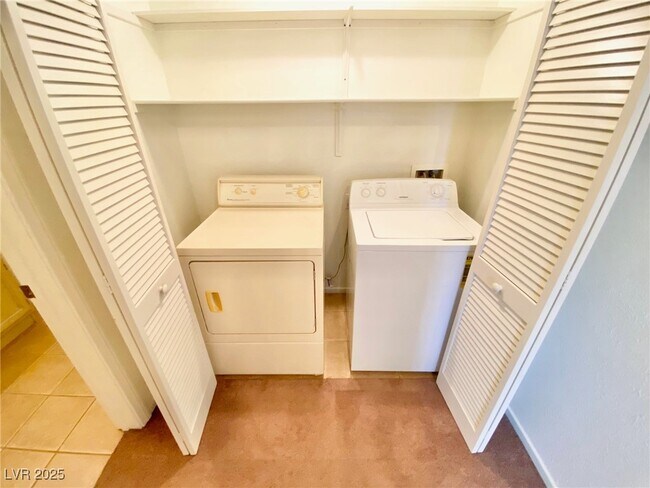 Building Photo - 3400 Cabana Dr