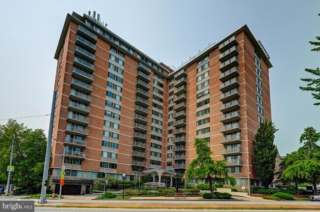 Primary Photo - 1 E University Pkwy