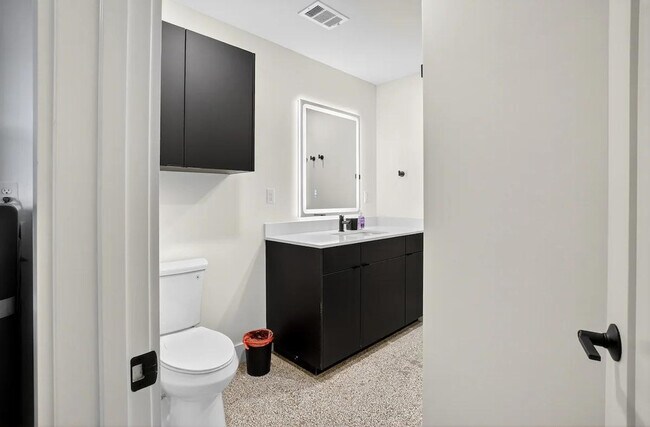 Building Photo - 400 S Main St