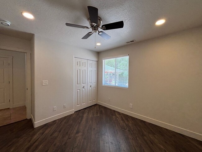 Building Photo - SPACIOUS 2 BEDROOM TOWNHOME FOR RENT!