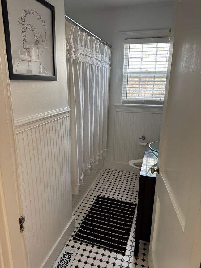 Building Photo - East Nashville cottage, 2BR 1 bath, fenced back, lawn care included, pet friendly