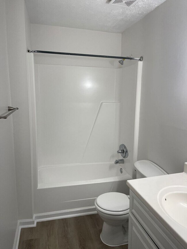 Building Photo - Modern 2-Bed, 1-Bath Oasis with Central Ai...