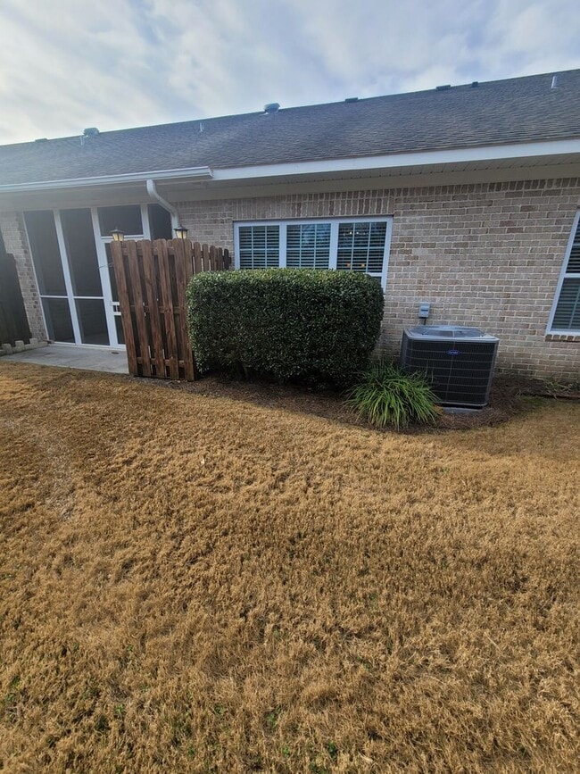 Building Photo - This 3 bedroom 2.5 bath brick townhouse with one car garage is located in Westgate Shoreline subd...