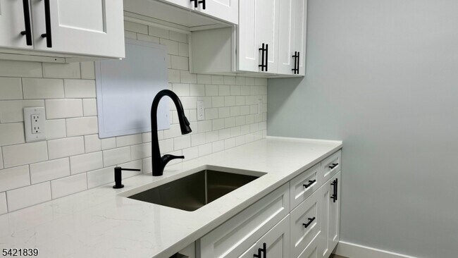 Building Photo - 1 Claridge Dr