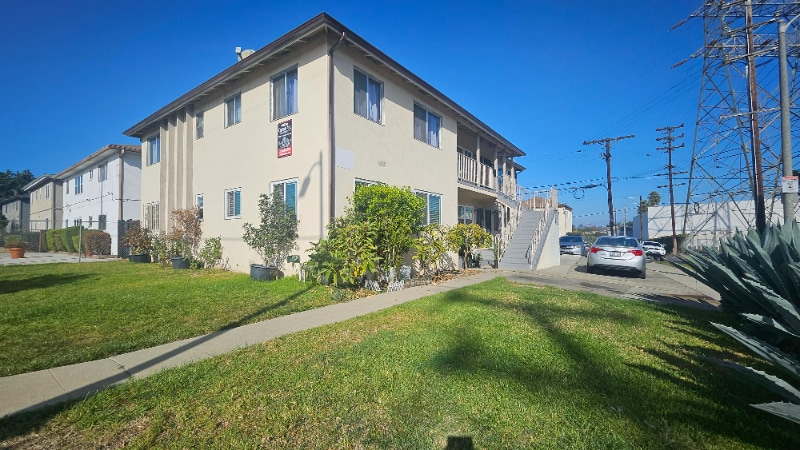 Building Photo - 3021 Carmona Ave