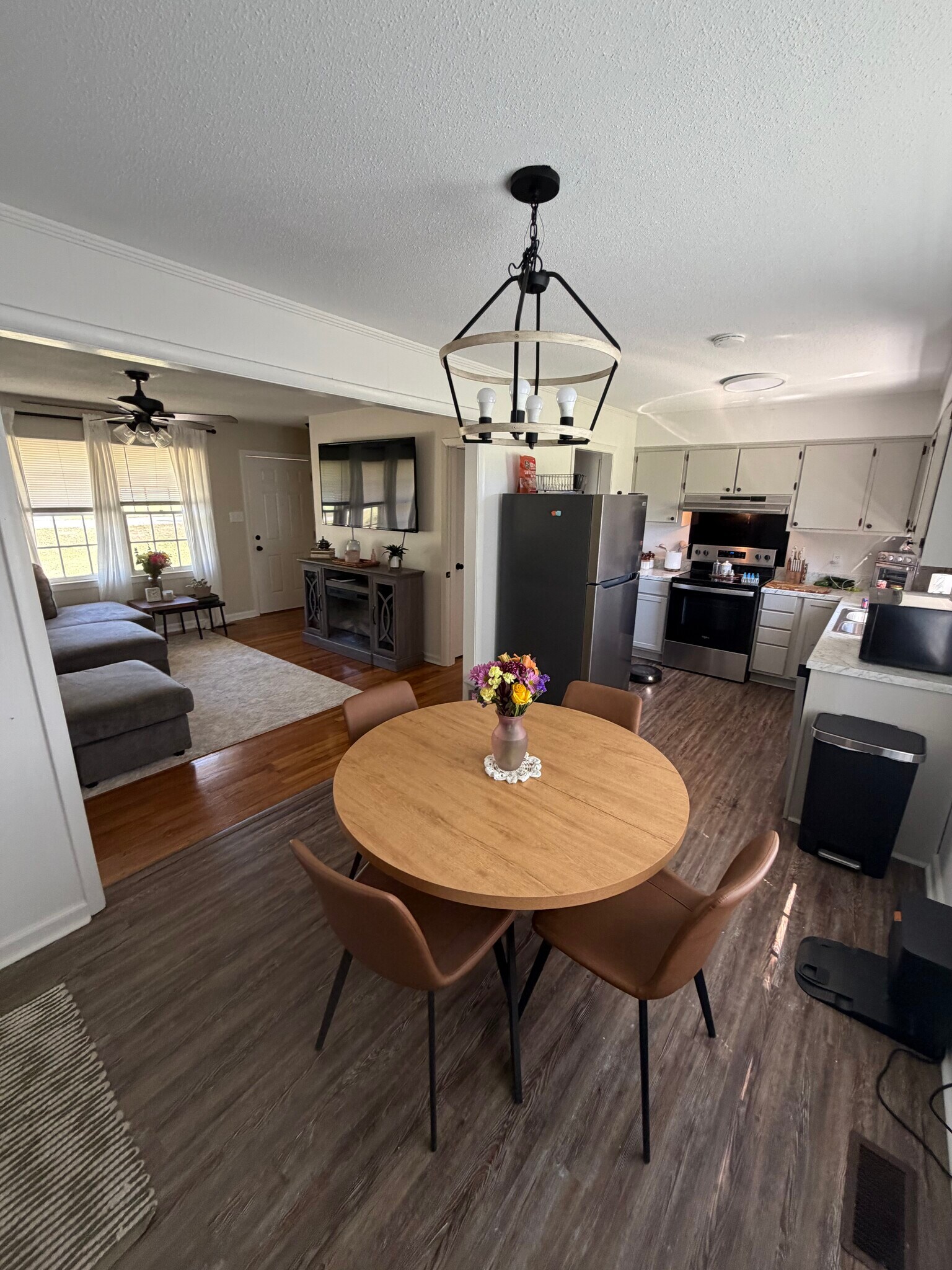 Dining area and kitchen - 117 Donna Dr