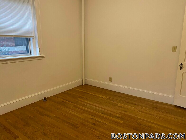 Building Photo - 16 Lakeville Rd