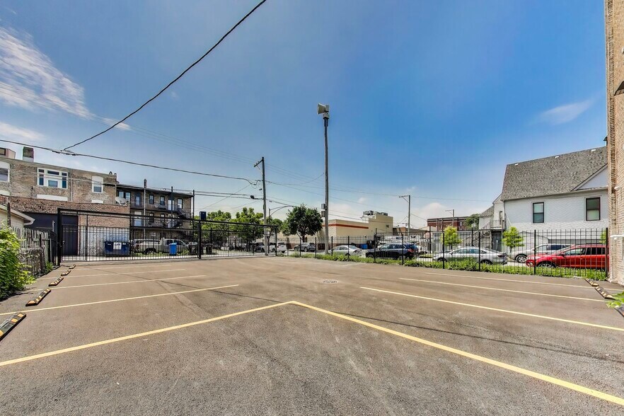 Building Photo - 2023 N Drake Ave