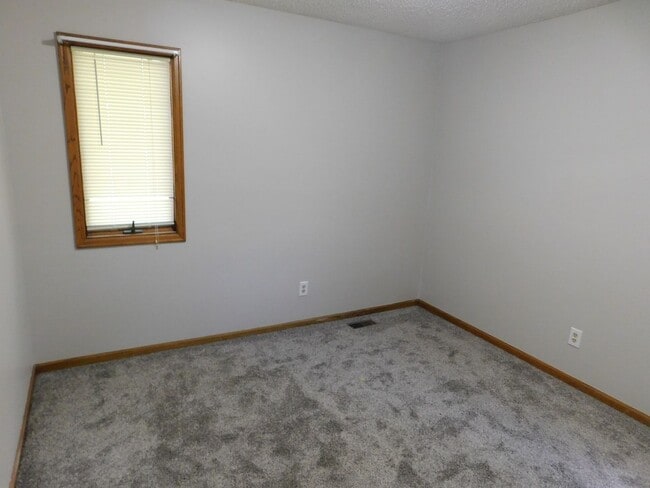 Building Photo - Stunning 5 Bedroom 3 Bathroom home!