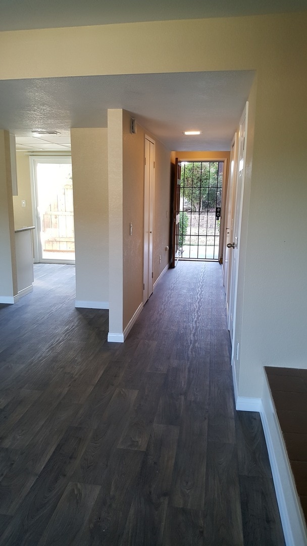 Building Photo - 2 Bed/1.5 Bath Townhouse