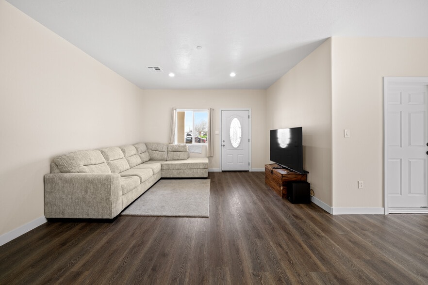 Building Photo - 3409 Lotus Ln