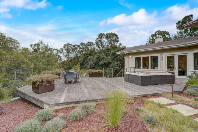 Building Photo - 140 Emerald Estates Ct