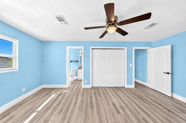 Building Photo - 115 Country Club Dr
