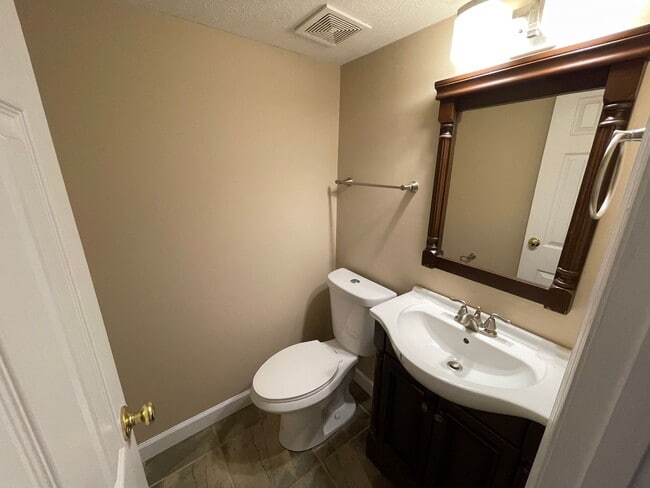 Building Photo - Nice split level home with garage and fenced backyard, Virtual Tour!