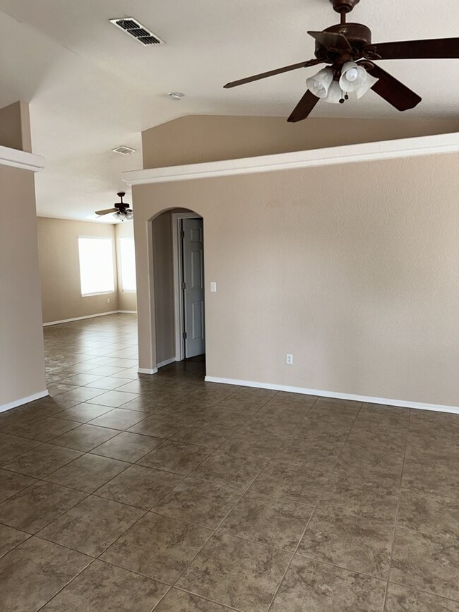 Building Photo - Unfurnished Full Time