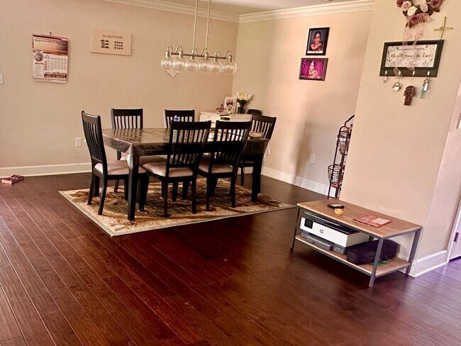 Building Photo - 3 Bedroom semi furnished Duplex type House in Imperial