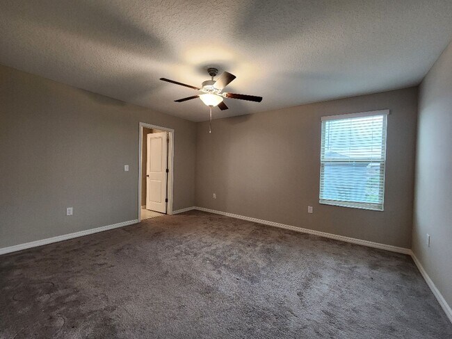 Building Photo - Gorgeous 4-Bedroom, 2.5-Bathroom Home in Riverview