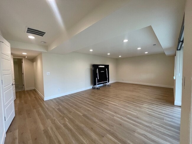 Building Photo - Perfect Location and Perfect Condition!