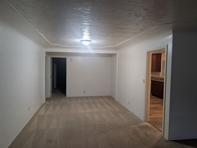 Building Photo - Great 4 bedroom 2 bath home