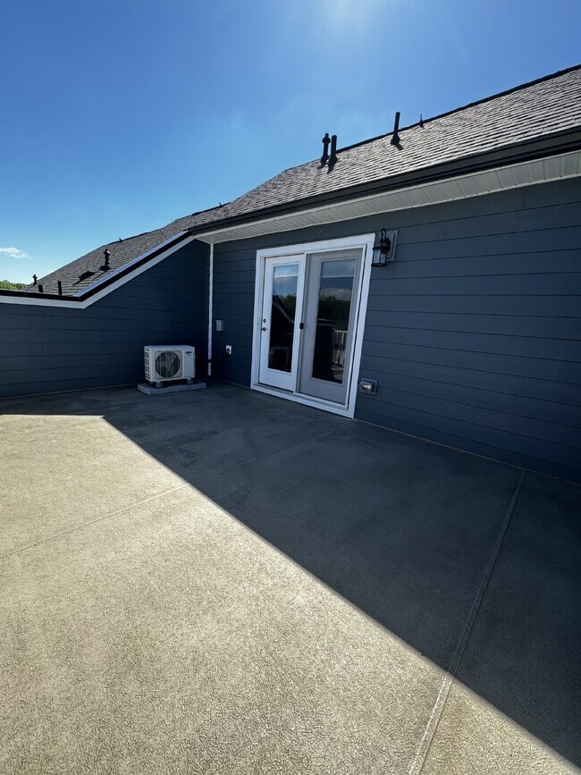 Building Photo - Luxurious 4-Bedroom Townhouse with 3.5 Bat...