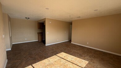 Building Photo - Three Bedroom Two Bathroom Apartment in San Bernardino!