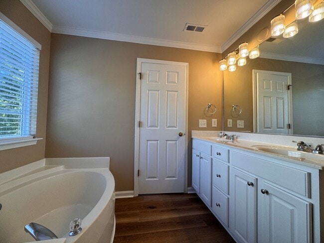 Building Photo - Fabulous 4BR 2.5 Home