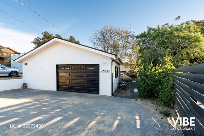 Building Photo - Stunning Mountain & Valley views from this...