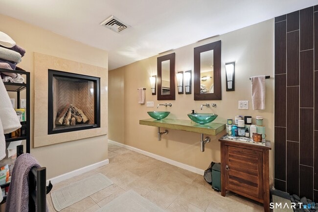 Building Photo - 591 Orange St