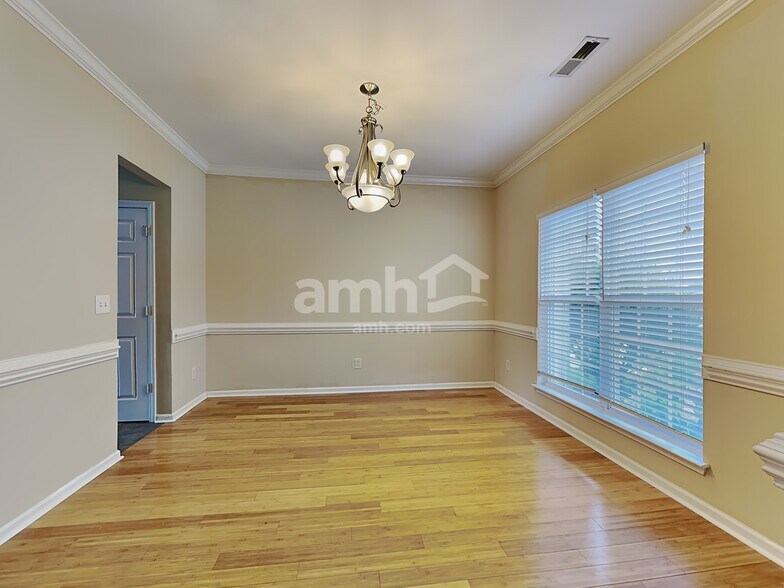Building Photo - 6352 Hedgewood Ln