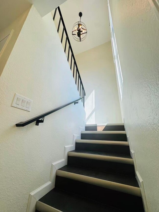 Building Photo - 3 BEDROOM HOME FOR LEASING IN Baldwin Park