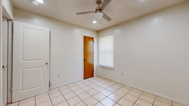 Building Photo - REMODELED 3 BEDROOM 2 BATH ALL TILE HOUSE!!!