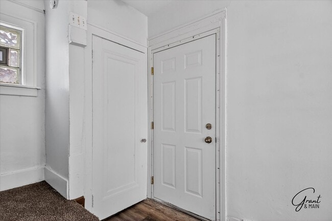 Building Photo - $1300 3 bedrooms