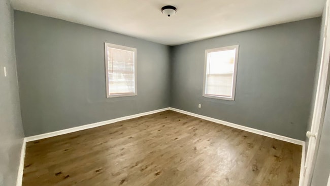 Building Photo - $0 First Month's Rent / $0 Deposit at Move-in
