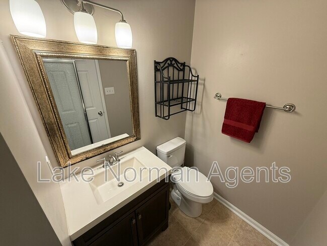 Building Photo - 8006 Maxwelton Dr