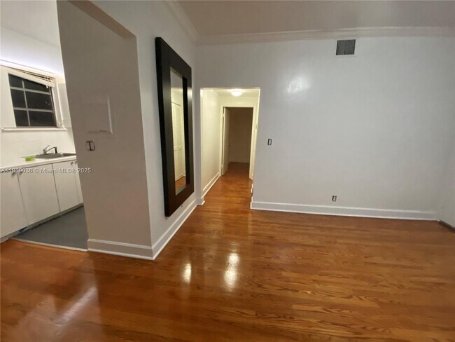 Building Photo - 610 8th St