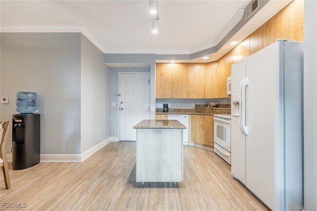 Building Photo - 2825 Palm Beach Blvd